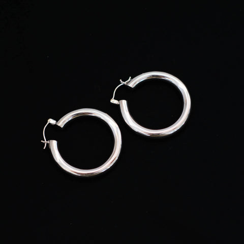 Aros grandes artesanales hechos a mano en plata de ley. Diámetro  4´5 cm Peso 22 g Silver hoop earrings. Lula Máiz