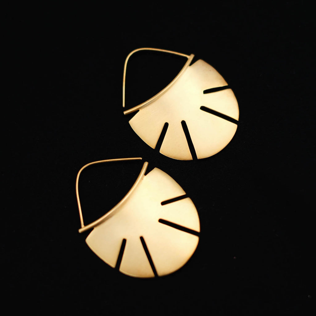 Pendientes artesanales hechos a mano con plata de ley y baño de oro mateado   Medidas 5 cm x 4 cm Peso 14 g. Hand made earrings. Gold plated silver earrings. Lula Máiz
