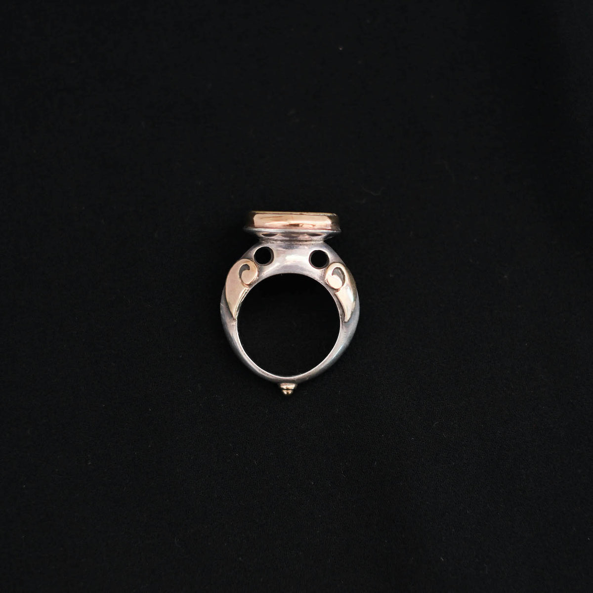 Anillo artesanal hecho a mano con plata de ley, oro y sello antiguo de Irán. Tamaño 17  Peso 20 g. Silver ring from Iran. Signet ring from Iran. Lula Máiz