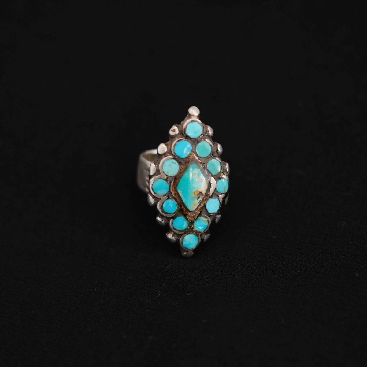 Anillo antiguo de Paquistán hecho a mano con plata y  13 turquesas. Tamaño 11 Peso  15 g. Old silver ring with turquoise. Old ring from Pakistan. Lula Máiz