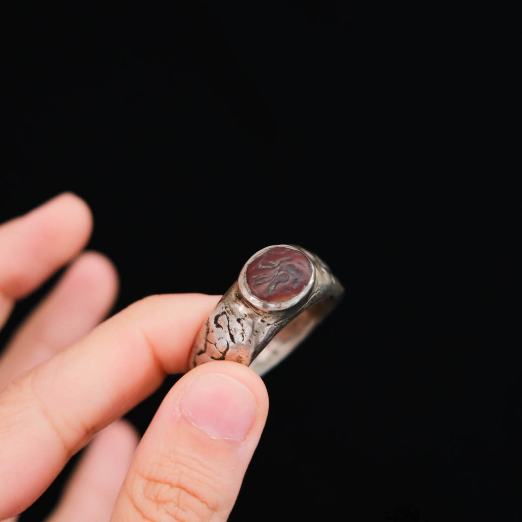 Anillo de Afganistán hecho a mano con plata y ágata cornalina grabada con motivos zoomorfos. Tamaño 19/20/21  Peso 36 g.  Zoomorphic agate ring. Lula Máiz