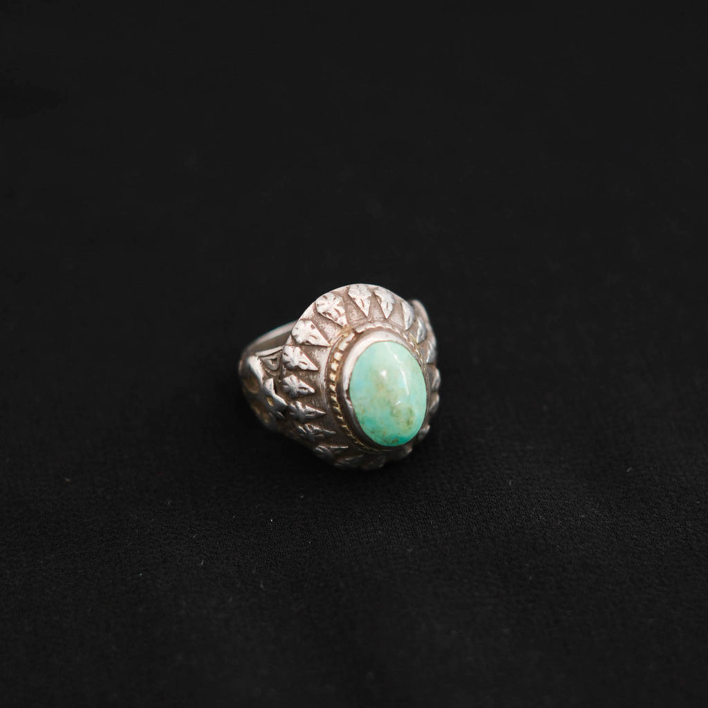 Anillo artesanal hecho a mano con plata y cabujón de turquesa. Tamaño 23 Peso 19 g. Afghani ring with turquoise. Lula Máiz
