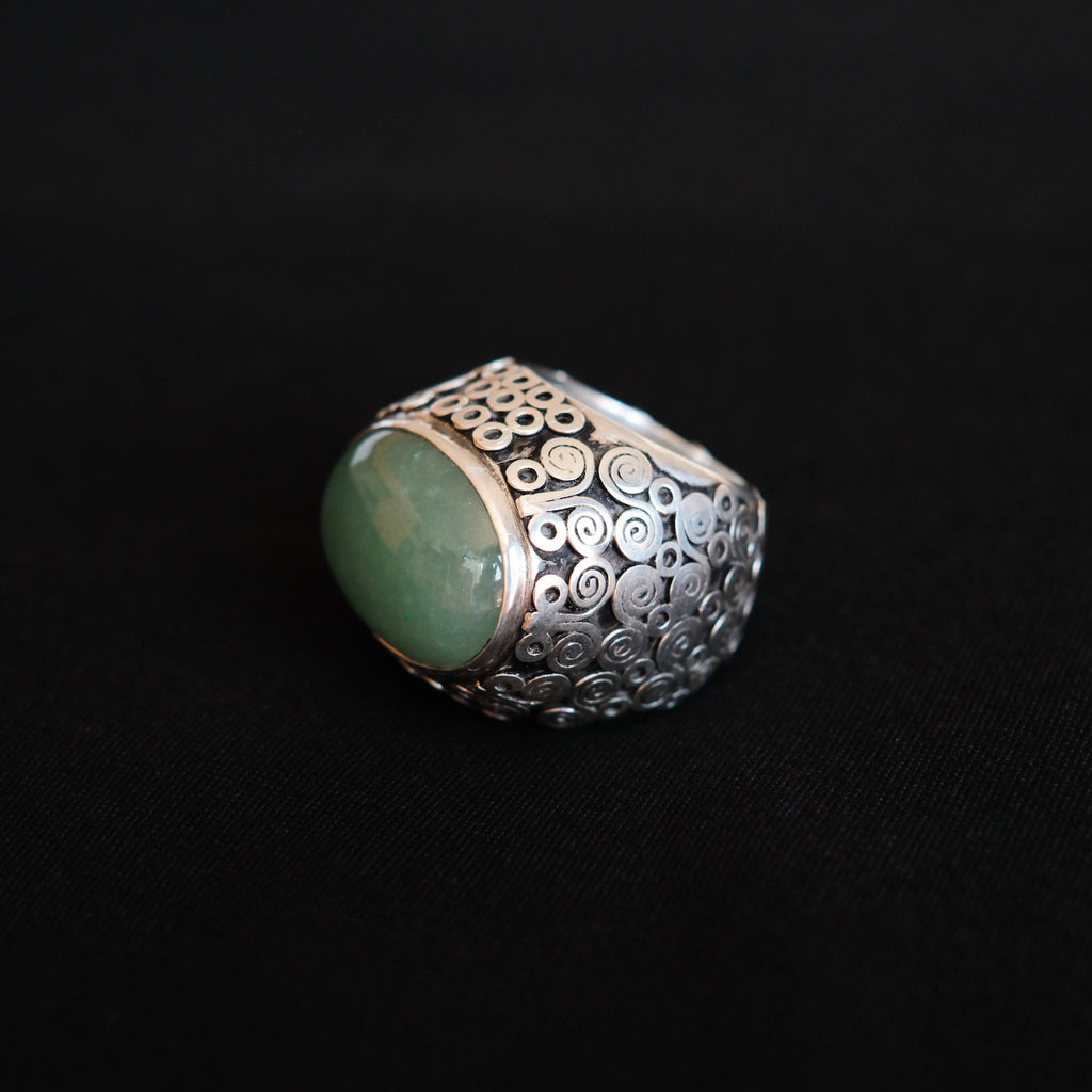 Anillo artesanal hecho a mano con plata de ley , gran cabujón de aventurina y decoración de espirales, simbolizando la eternidad. Tamaño 16 Medidas aventurina  2´8 cm x 2 cm Peso 37 g. Chunky silver rings. XL silver ring with aventurine. Lula Máiz