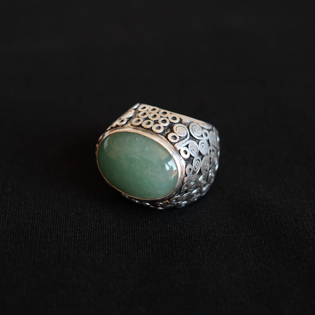 Anillo artesanal hecho a mano con plata de ley , gran cabujón de aventurina y decoración de espirales, simbolizando la eternidad. Tamaño 16 Medidas aventurina  2´8 cm x 2 cm Peso 37 g. Chunky silver rings. XL silver ring with aventurine. Lula Máiz