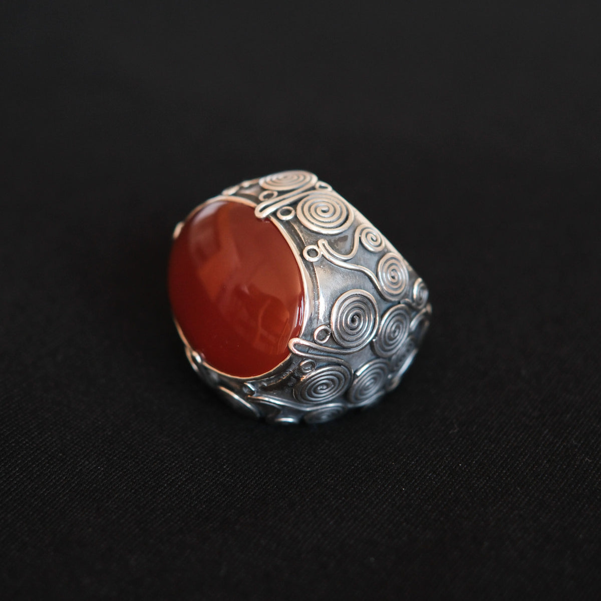 Anillo artesanal hecho a mano con plata de ley, gran cabujón de ágata carneola y diseño de la comunidad uigur de Kashgar,  importante centro en la ruta de la seda. Tamaño 18 Medidas cabujón  30 mm x 25 mm Peso 34 g Chunky silver rings. Silver ring with carnelian agate. Lula Máiz