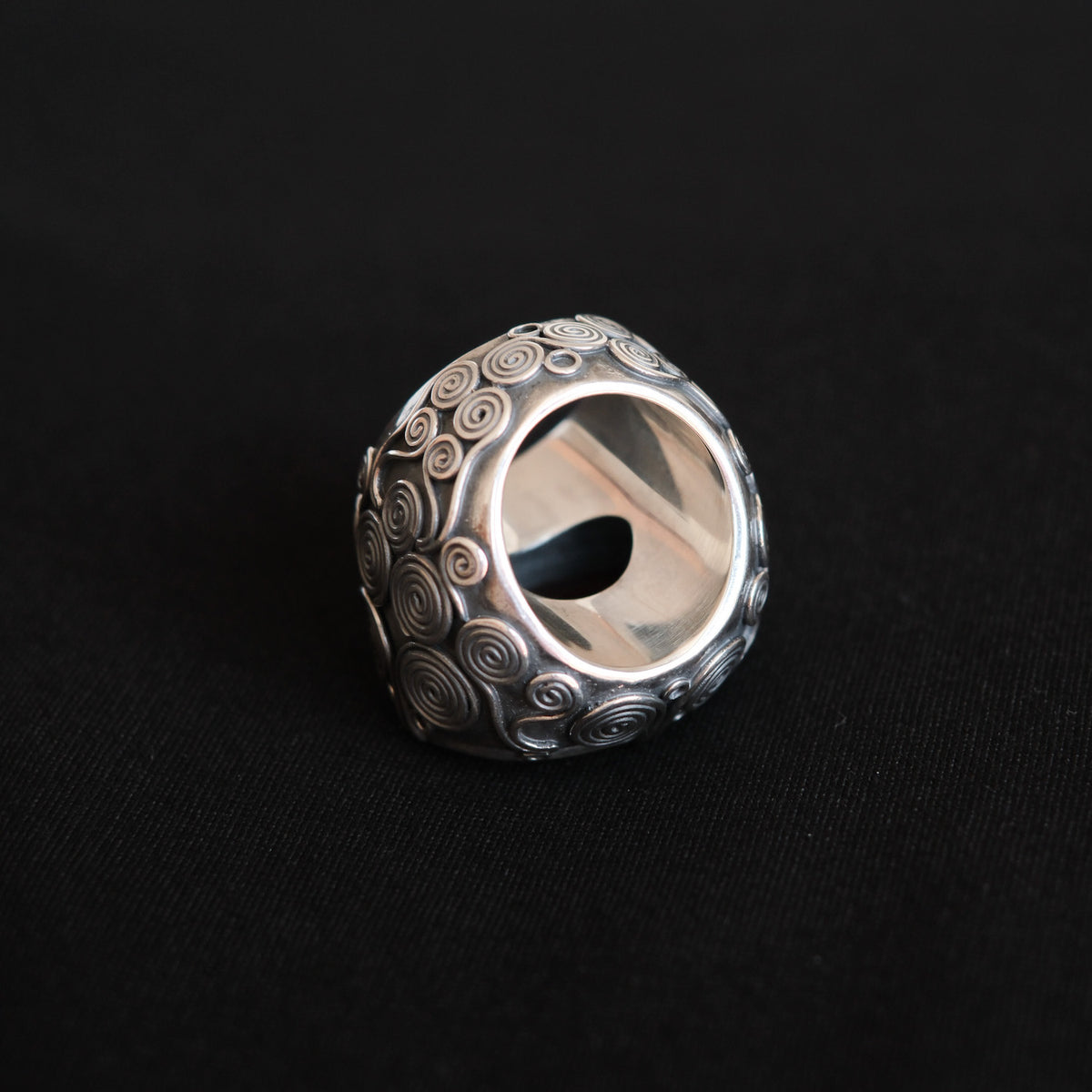 Anillo artesanal hecho a mano con plata de ley, gran cabujón de ágata carneola y diseño de la comunidad uigur de Kashgar,  importante centro en la ruta de la seda. Tamaño 18 Medidas cabujón  30 mm x 25 mm Peso 34 g Chunky silver rings. Silver ring with carnelian agate. Lula Máiz