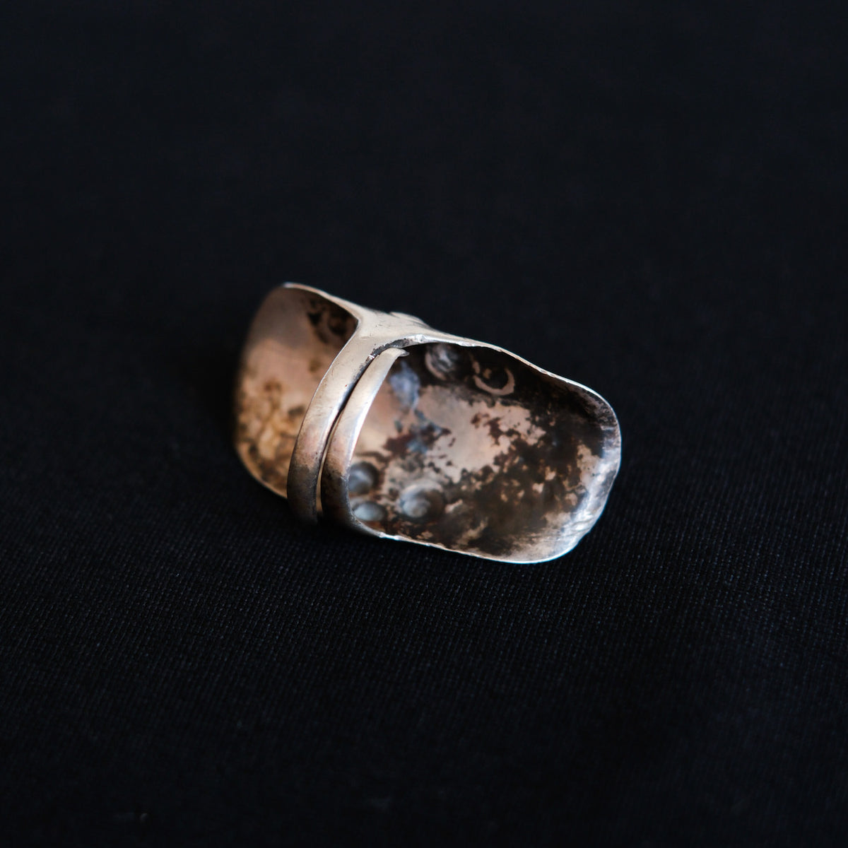 Anillo antiguo de Tibet hecho a mano con plata  y coral. Tiene una extraordinaria patina. Tamaño 16 Peso 15 g. Old tibetan silver ring. Antique ring from Tibet. Lula Máiz