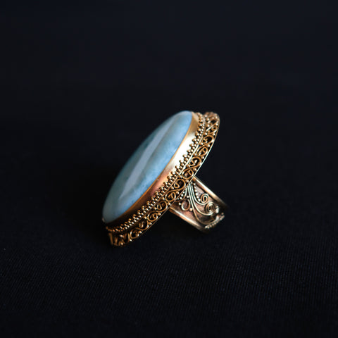 Anillo artesanal hecho a mano con plata de ley, baño de oro mateado y gran cabujón de larimar. Tamaño 19 Medidas 4´5  cm x 3 cm Peso 22 g. Handcrafted silver ring. Gold plated silver ring with larimar. Lula Máiz. XL silver rings