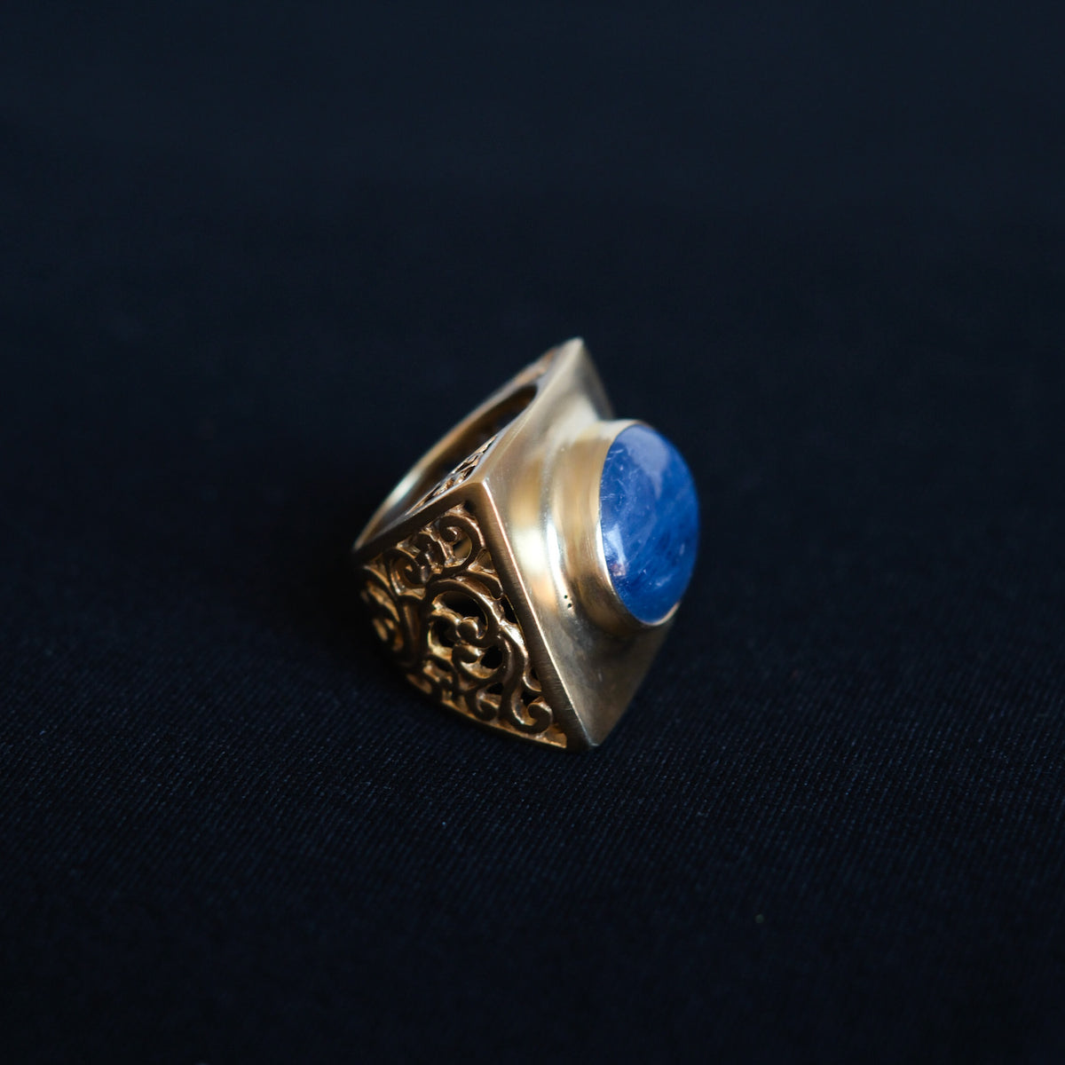 Anillo artesanal hecho a mano con plata de ley, baño de oro mateado y técnica jali en los laterales, inspirada en las celosías de la arquitectura islámica y cabujón de cianita azul. Tamaño 15 Medidas cabujón 20 mm x 15 mm Peso 15 g. Hand made silver ring, gold plated with matte finish and kyanite. Lula Máiz