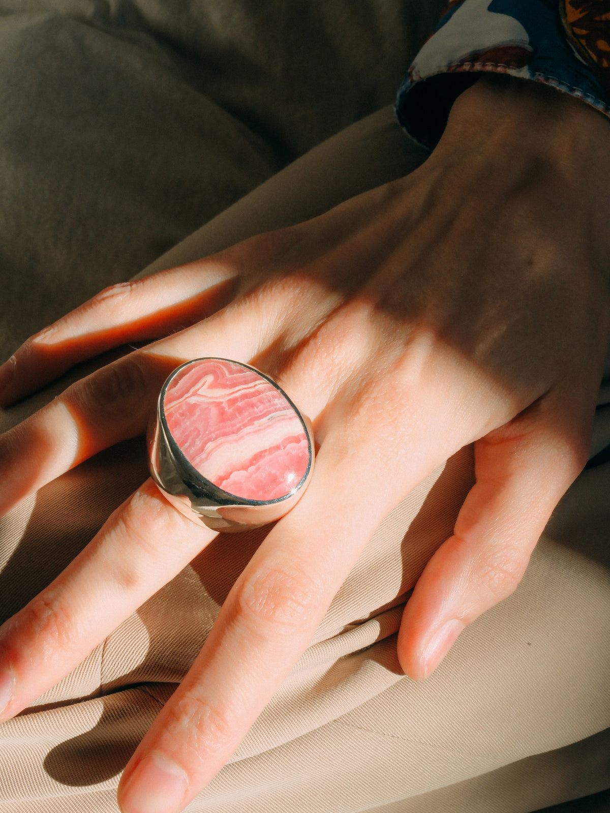 Anillo artesanal hecho a mano con plata de ley y gran cabujón de rodocrosita, conocida popularmente como la piedra del amor y la comprensión. Tamaño 20 Medidas cabujón 35 mm x 25 mm Peso 41g. Handcrafted silver ring with big rodhochrosite. Lula Máiz