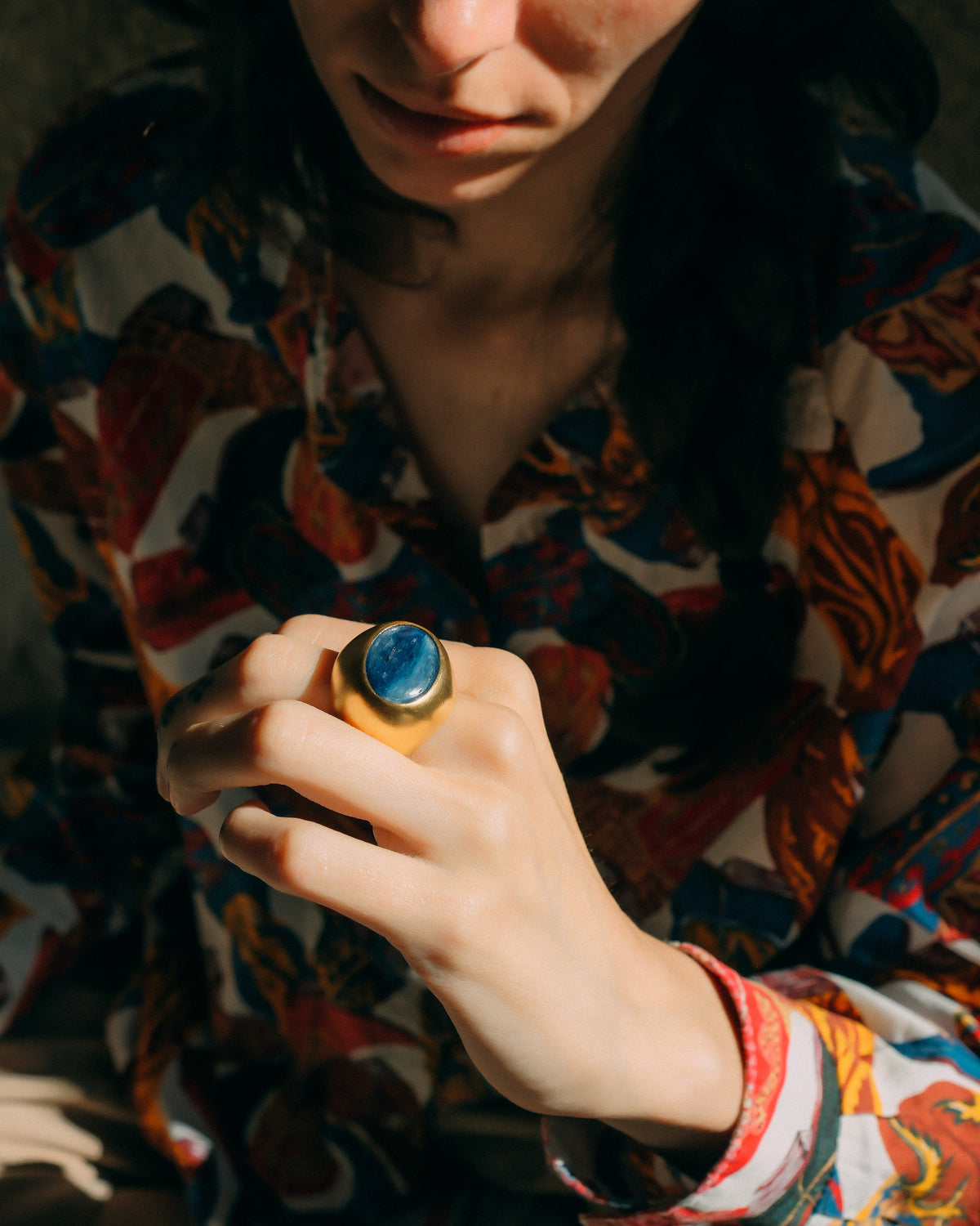 Anillo artesanal hecho a mano con plata de ley, baño de oro mateado y cabujon de cianita. Tamaño 18 Medidas cianita 20 mm x 15 mm Peso 26 g. Handcrafted silver ring gold plated with kyanite. Lula Máiz