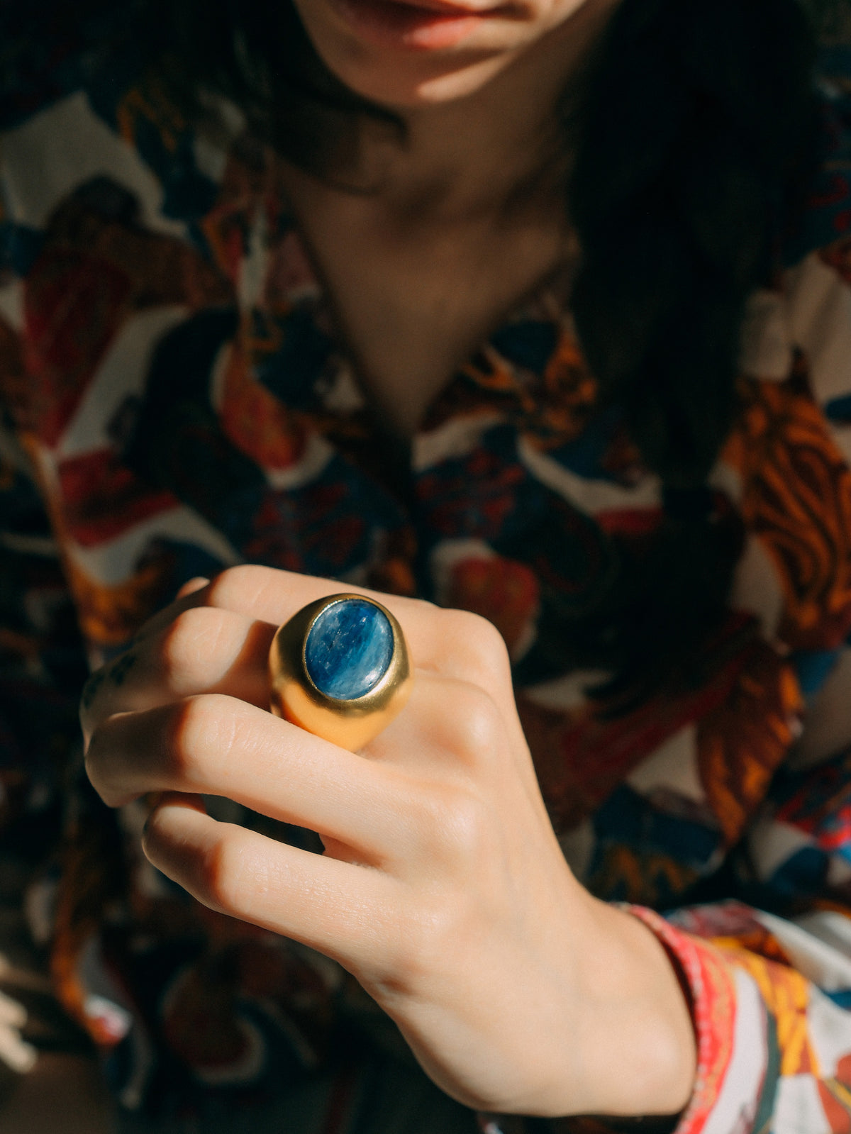 Anillo artesanal hecho a mano con plata de ley, baño de oro mateado y cabujon de cianita. Tamaño 18 Medidas cianita 20 mm x 15 mm Peso 26 g. Handcrafted silver ring gold plated with kyanite. Lula Máiz