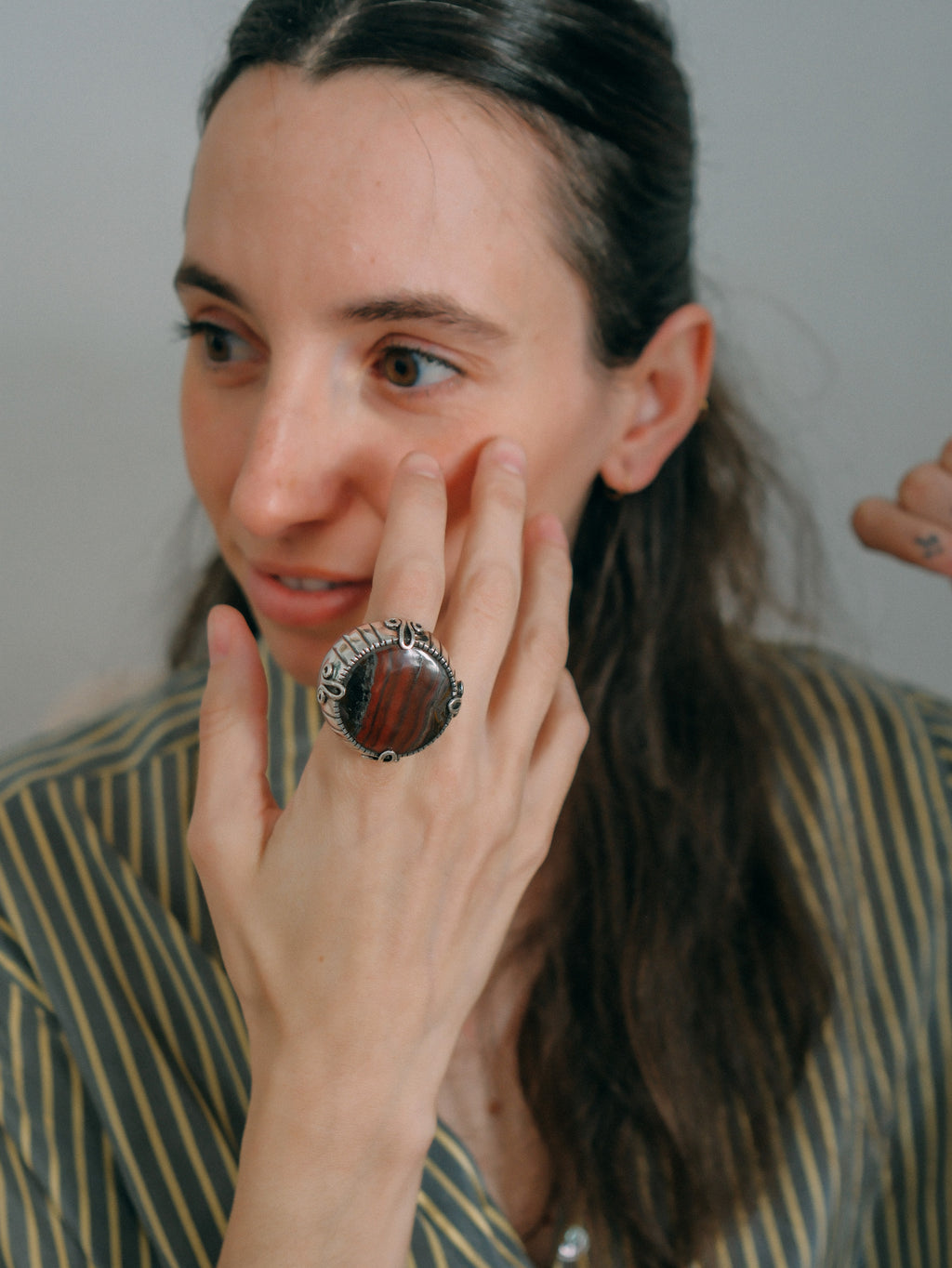 Anillo XL de diseño uigur, comunidad musulmana de Kashgar ( Sinkiang ), con un gran cabujón de piedra de hierro. Las espirales laterales simbolizan la eternidad. Hecho a mano con plata de ley. Tamaño 21 Diámetro 30 mm Peso 38 g.Handcrafted silver ring with tiger iron. Lula Máiz