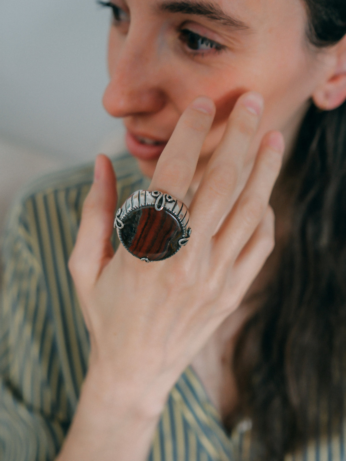 Anillo XL de diseño uigur, comunidad musulmana de Kashgar ( Sinkiang ), con un gran cabujón de piedra de hierro. Las espirales laterales simbolizan la eternidad. Hecho a mano con plata de ley. Tamaño 21 Diámetro 30 mm Peso 38 g.Handcrafted silver ring with tiger iron. Lula Máiz