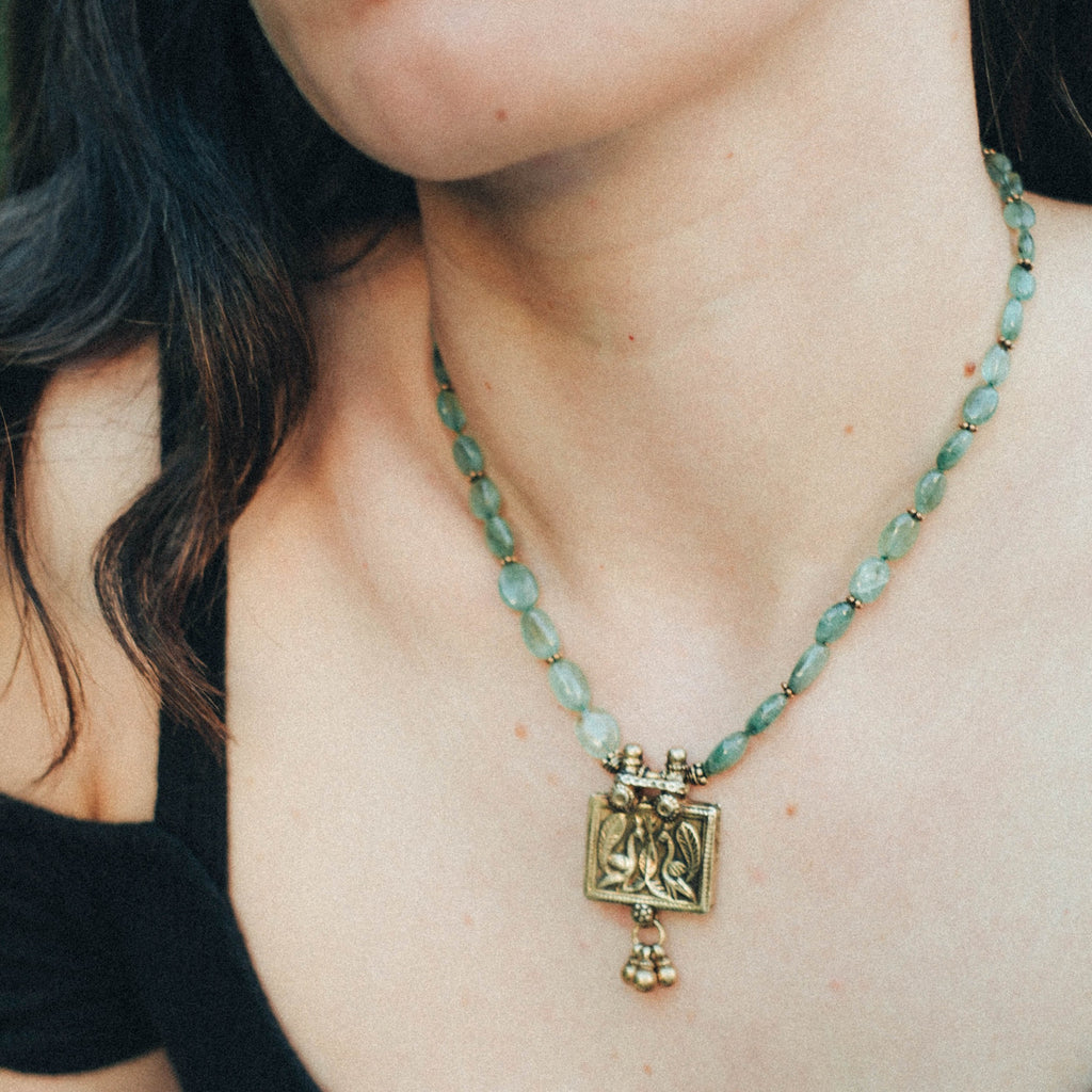 Collar diseñado por Lula Máiz con antiguo colgante de plata dorada, representando 2 pavos reales( mayura en sanscrito ) ave que en la mitología hindú esta asociada con  Lakshmi , la diosa de la prosperidad, belleza y compasión. Esta engarzado en esta pieza única con esmeraldas y cuentas de plata dorada. El cierre de mosquetón es contemporáneo, también de plata dorada. Longitud 42 cm. Peso 26 g. One of a kind by Lula Máiz