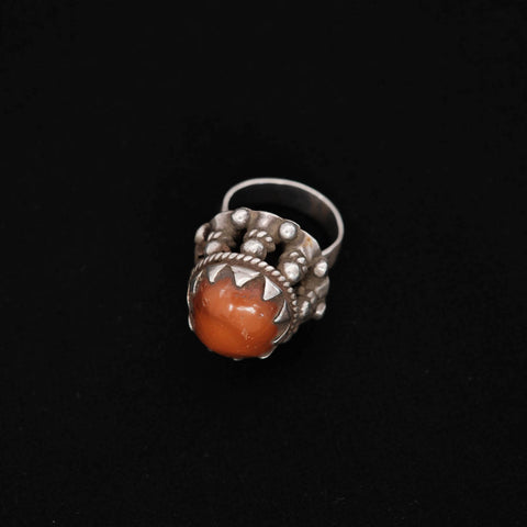 Anillo antiguo de India, hecho a a mano con plata y ágata.  Tamaño 17 Peso 16 g. Old silver rings. Old rings from India. Old ethnic rings. Lula Máiz
