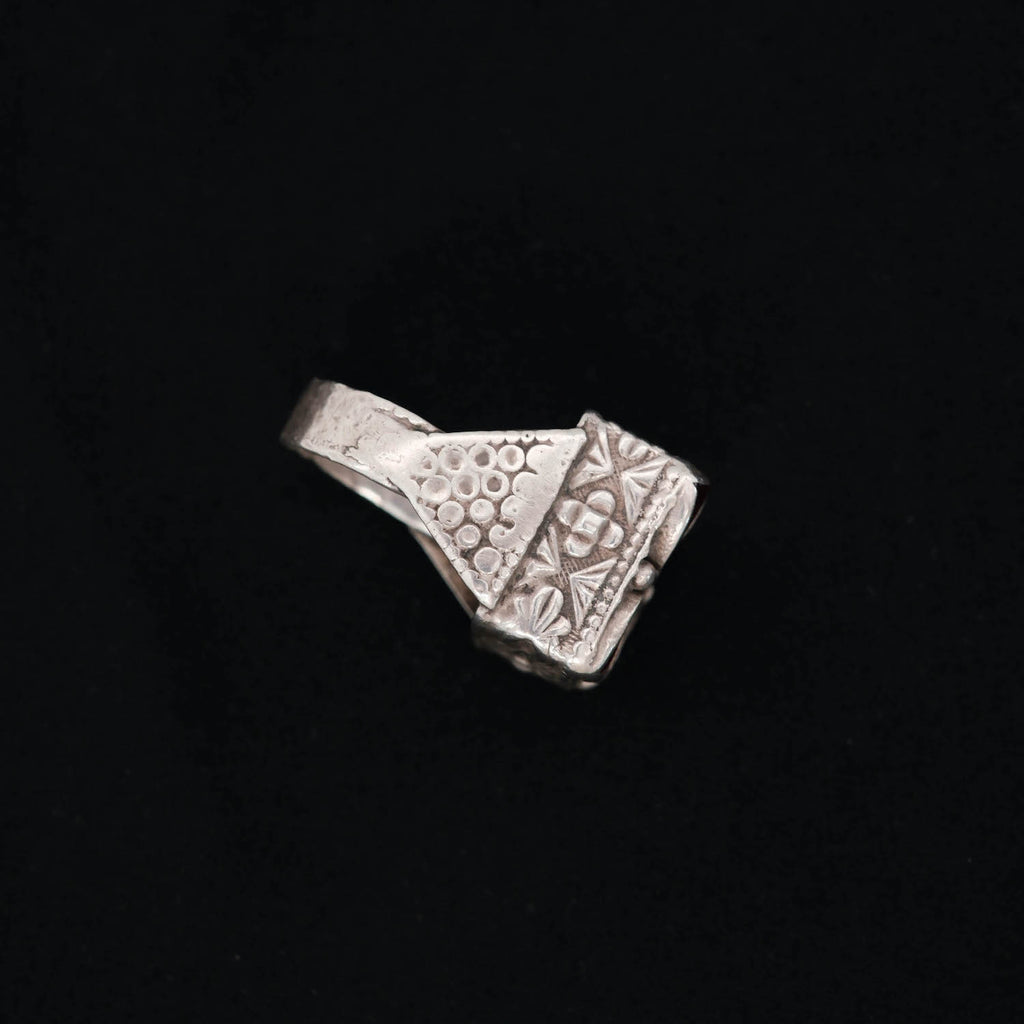 Anillo antiguo  del valle de Swat ( Pakistán ) hecho a mano con plata y vidrio, con excelente patina . Tamaño 25 Peso 13 g. Old silver ring. Old silver rings from Pakistan. Lula Máiz