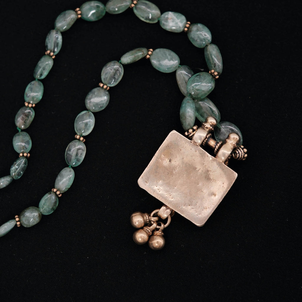 Collar diseñado por Lula Máiz con antiguo colgante de plata dorada, representando 2 pavos reales( mayura en sanscrito ) ave que en la mitología hindú esta asociada con  Lakshmi , la diosa de la prosperidad, belleza y compasión. Esta engarzado en esta pieza única con esmeraldas y cuentas de plata dorada. El cierre de mosquetón es contemporáneo, también de plata dorada. Longitud 42 cm. Peso 26 g. One of a kind by Lula Máiz
