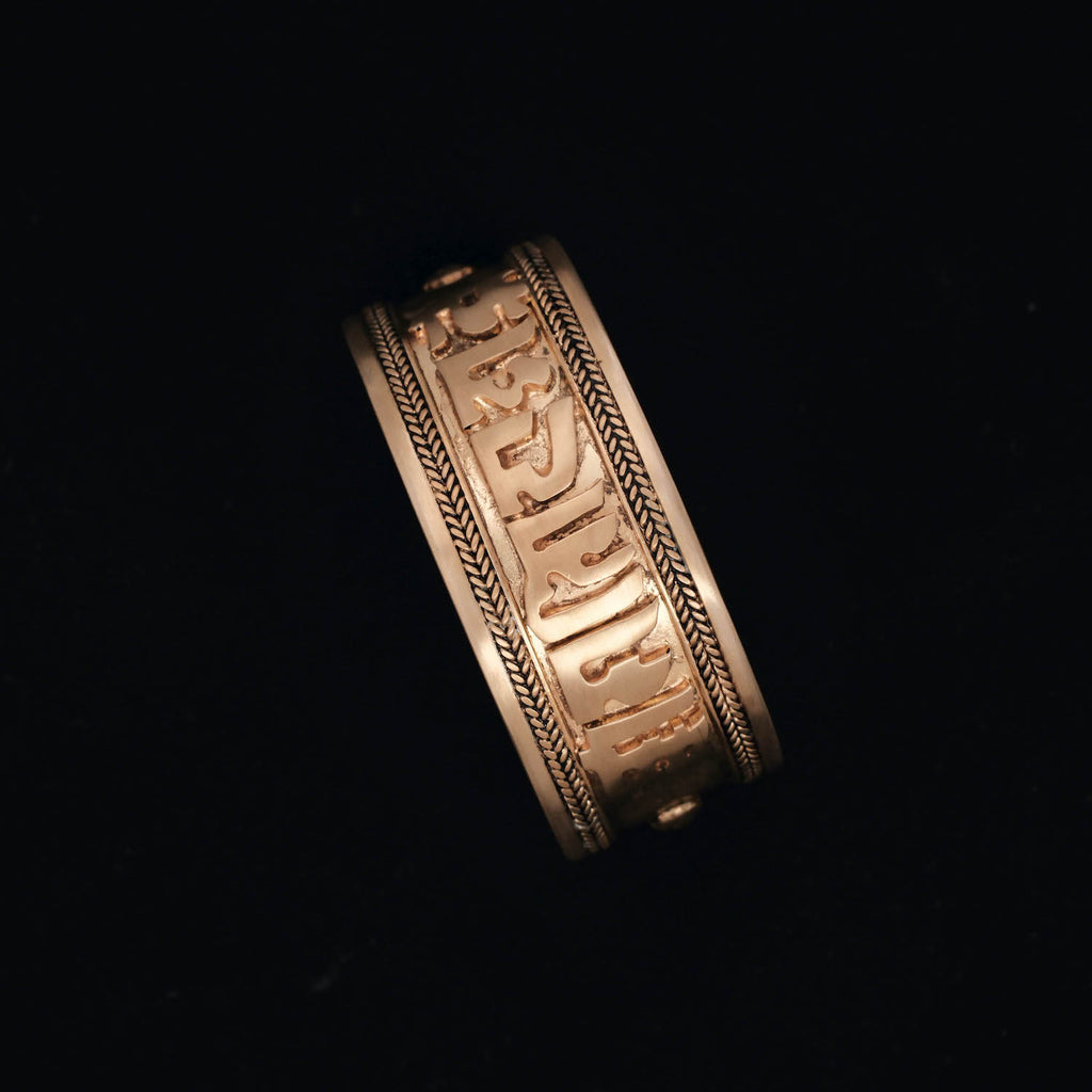 Pulsera artesanal hecha a mano con plata de ley y baño de oro mateado. Tamaño ajustable Peso 65 g.Bracelet with Om. Gold plated silver bracelet. Lula Máiz