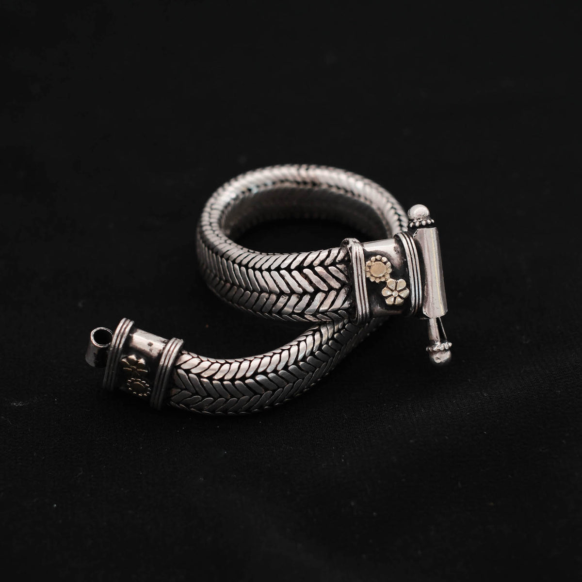 Pulsera artesanal de India, hecha a mano con plata de ley. Tamaño perfecto para hombre. Longitud 21´5 cm Ancho 1´5 cm Peso 108 g. Snake bracelet for men. Lula Máiz