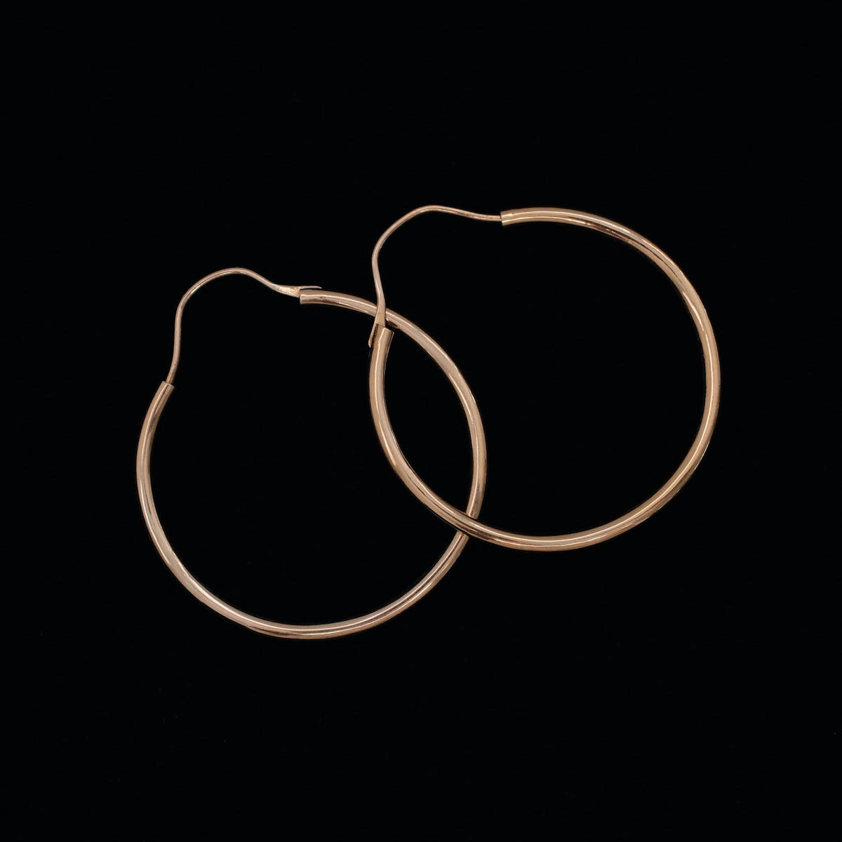 Pendientes artesanales hechos a mano con plata de ley y baño de oro mateado. Diametro 5 cm. Peso 10 g. Hoop earrings. Gold plated hoop earrings. Lula Máiz