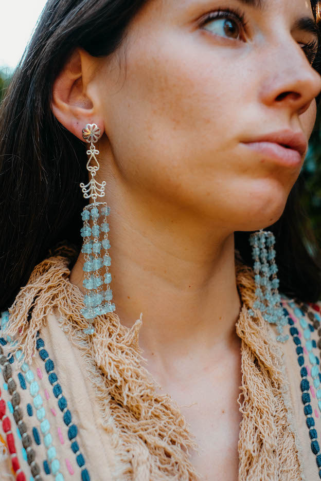 Pendientes artesanales hechos a mano con plata de ley y 8 tiras de aguamarinas. El cierre es de presión con mariposa. Longitud 12 cm. Peso 30 g. Long earrings with silver and aquamarine. Lula Máiz