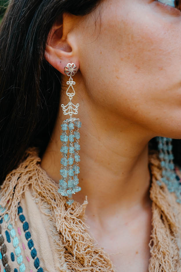 Pendientes artesanales hechos a mano con plata de ley y 8 tiras de aguamarinas. El cierre es de presión con mariposa. Longitud 12 cm. Peso 30 g. Long earrings with silver and aquamarine. Lula Máiz