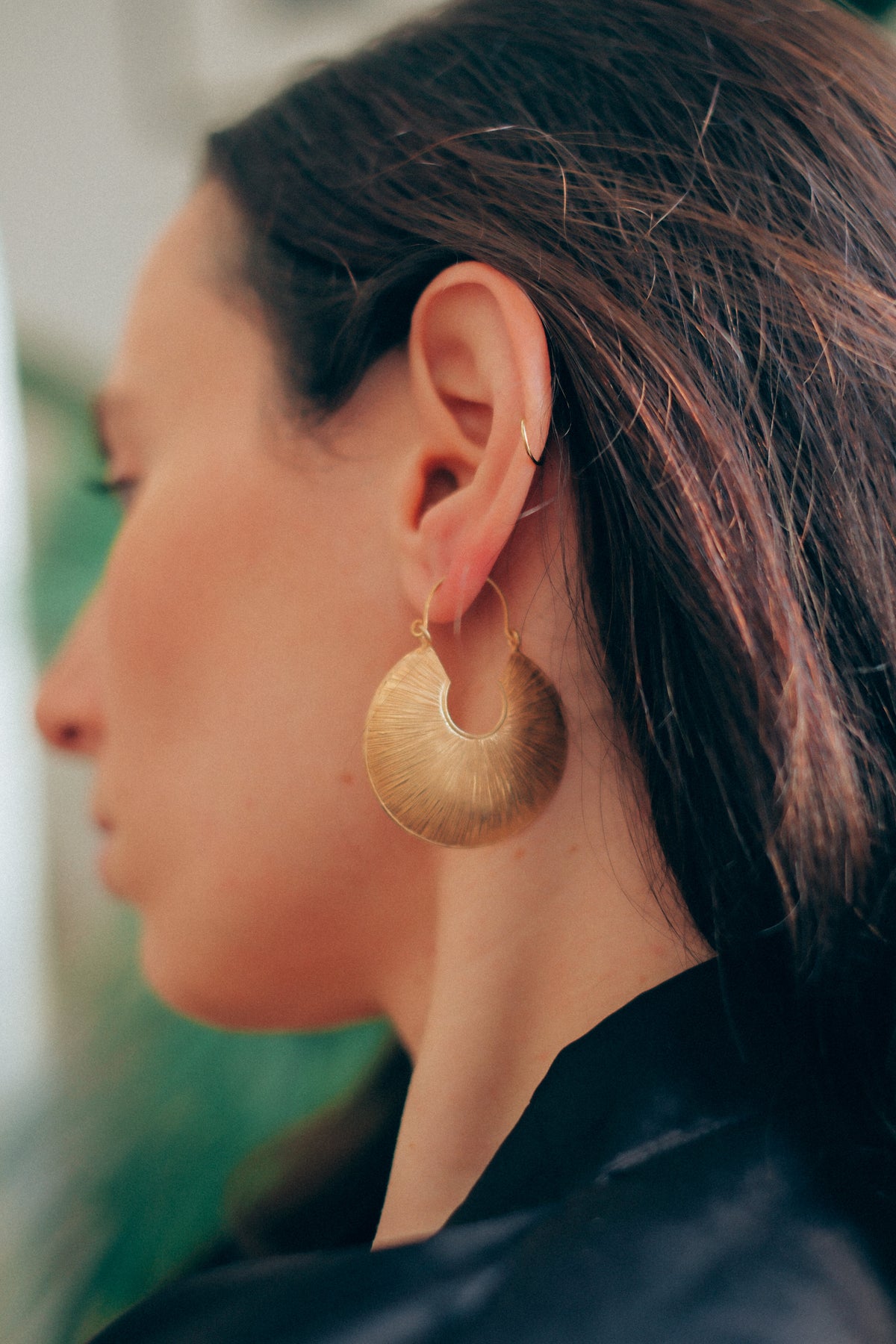 Pendientes artesanales hechos a mano con plata de ley y baño de oro mateado. Medidas 5 x 4 cm Peso 14 g. Handcrafted silver earrings with matte gold plating. Lula Maiz