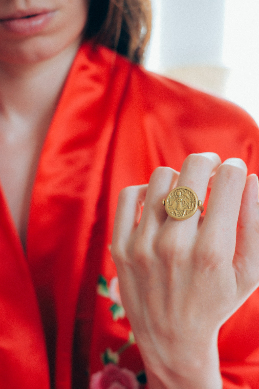 Anillo artesanal hecho a mano con oro de 18 k y moneda antigua. La moneda se puede girar para usarla con sus dos diferentes caras, y es también de oro. Tamaño 16 Diámetro moneda 20 mm Peso 9 g.ROTATING GOLD RING WITH OLD GOLD COIN. Lula Máiz