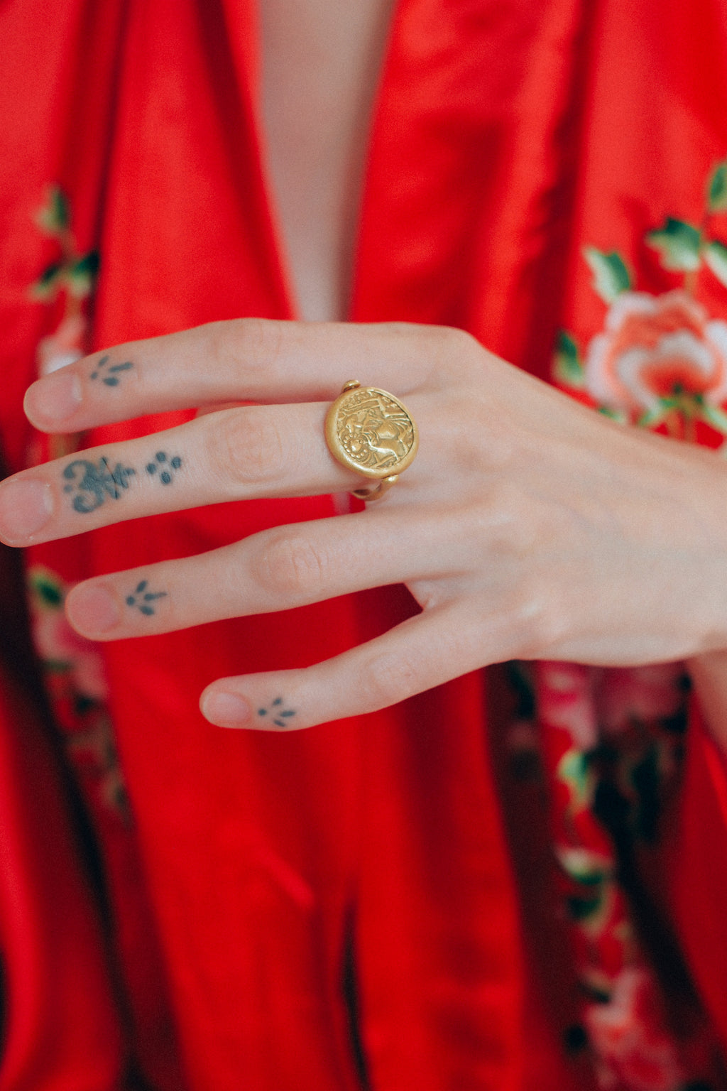 Anillo artesanal hecho a mano con oro de 18 k y moneda antigua. La moneda se puede girar para usarla con sus dos diferentes caras, y es también de oro. Tamaño 16 Diámetro moneda 20 mm Peso 9 g.ROTATING GOLD RING WITH OLD GOLD COIN. Lula Máiz