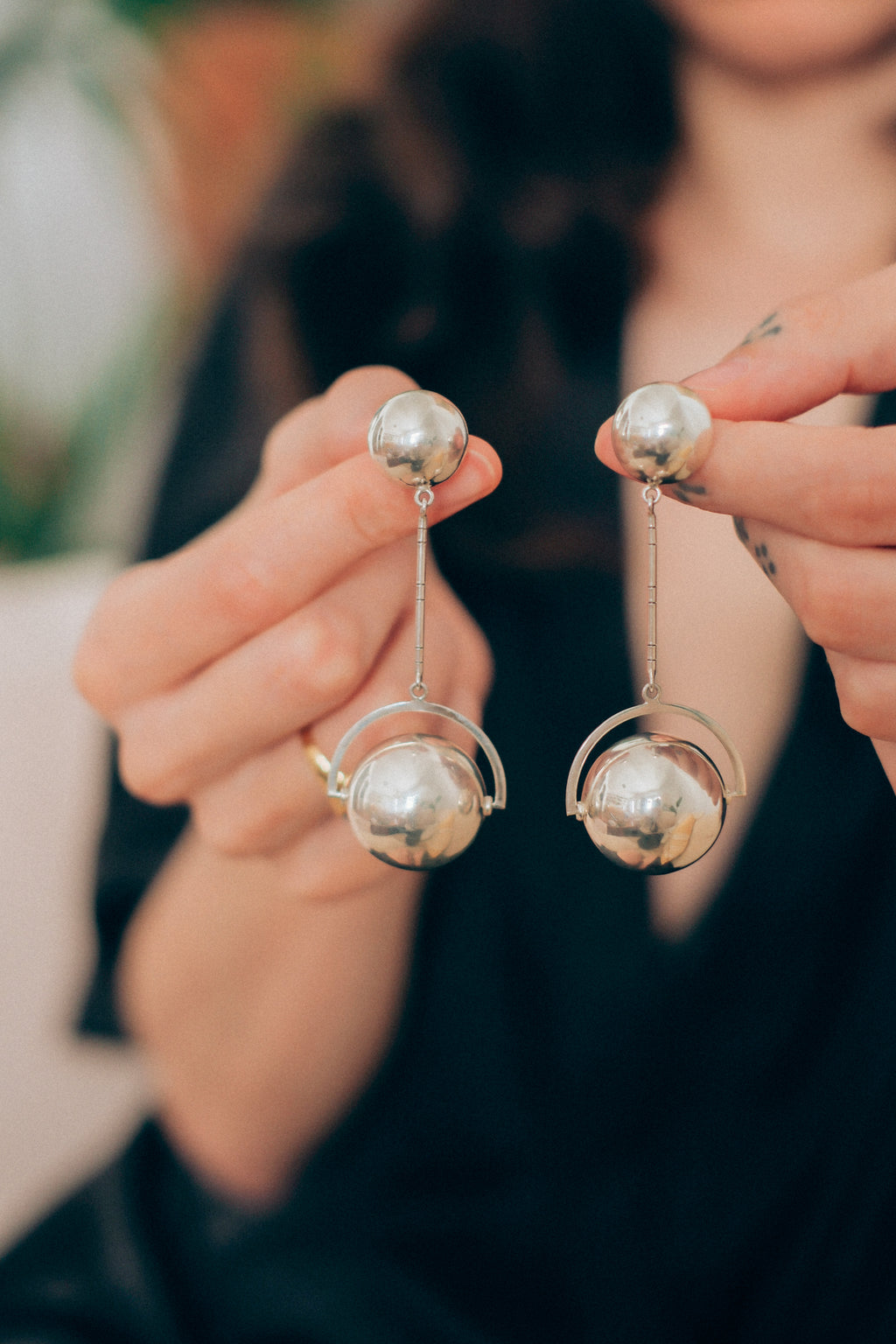 Pendientes artesanales hechos a mano con plata de ley. Son muy ligeros al ser huecas las esferas y tienen mucho movimiento. Longitud 8 cm Peso 18 g. Handcrafted silver earrings. Lula Máiz.