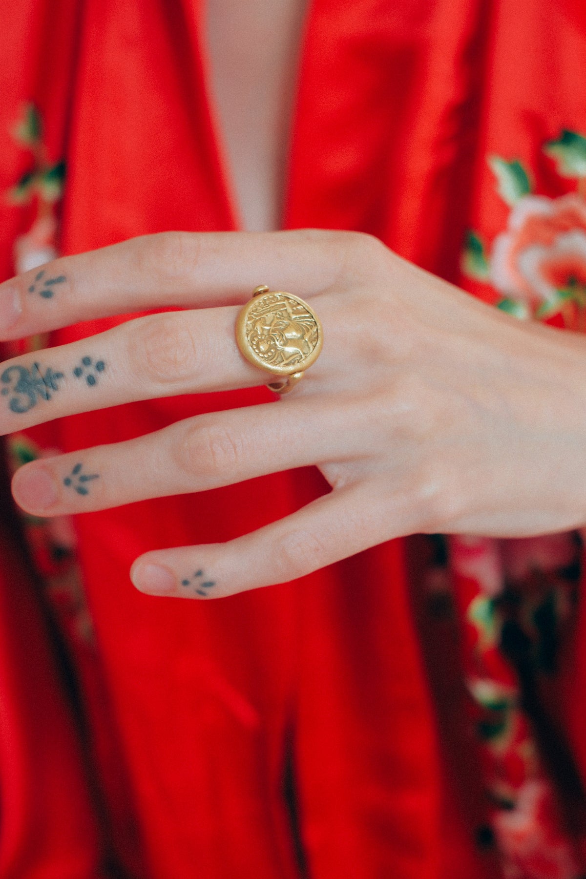 Anillo artesanal hecho a mano con oro de 18 k y moneda antigua. La moneda se puede girar para usarla con sus dos diferentes caras, y es también de oro. Tamaño 16 Diámetro moneda 20 mm Peso 9 g.ROTATING GOLD RING WITH OLD GOLD COIN. Lula Máiz