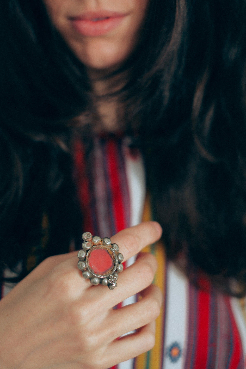 Anillo antiguo de India hecho a mano con plata y vidrio rojo. Se aprecia el desgaste del uso , tanto en el vidrio como en la plata. Tamaño 17 Peso 11 g. Old silver ring from India with red glass. Lula Máiz