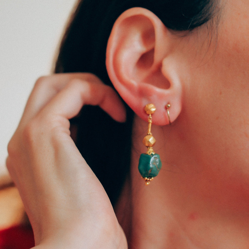 Pendientes con turquesas tibetanas y cuentas de oro, el cierre es también de oro con mariposa. Longitud 4 cm Peso 8 g. Earrings with gold and tibetan turquoise. Lula Máiz