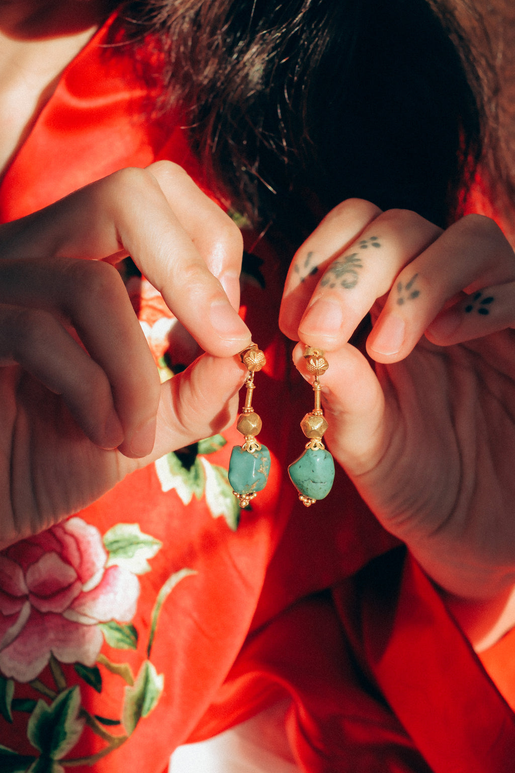 Pendientes con turquesas tibetanas y cuentas de oro, el cierre es también de oro con mariposa. Longitud 4 cm Peso 8 g. Earrings with gold and tibetan turquoise. Lula Máiz