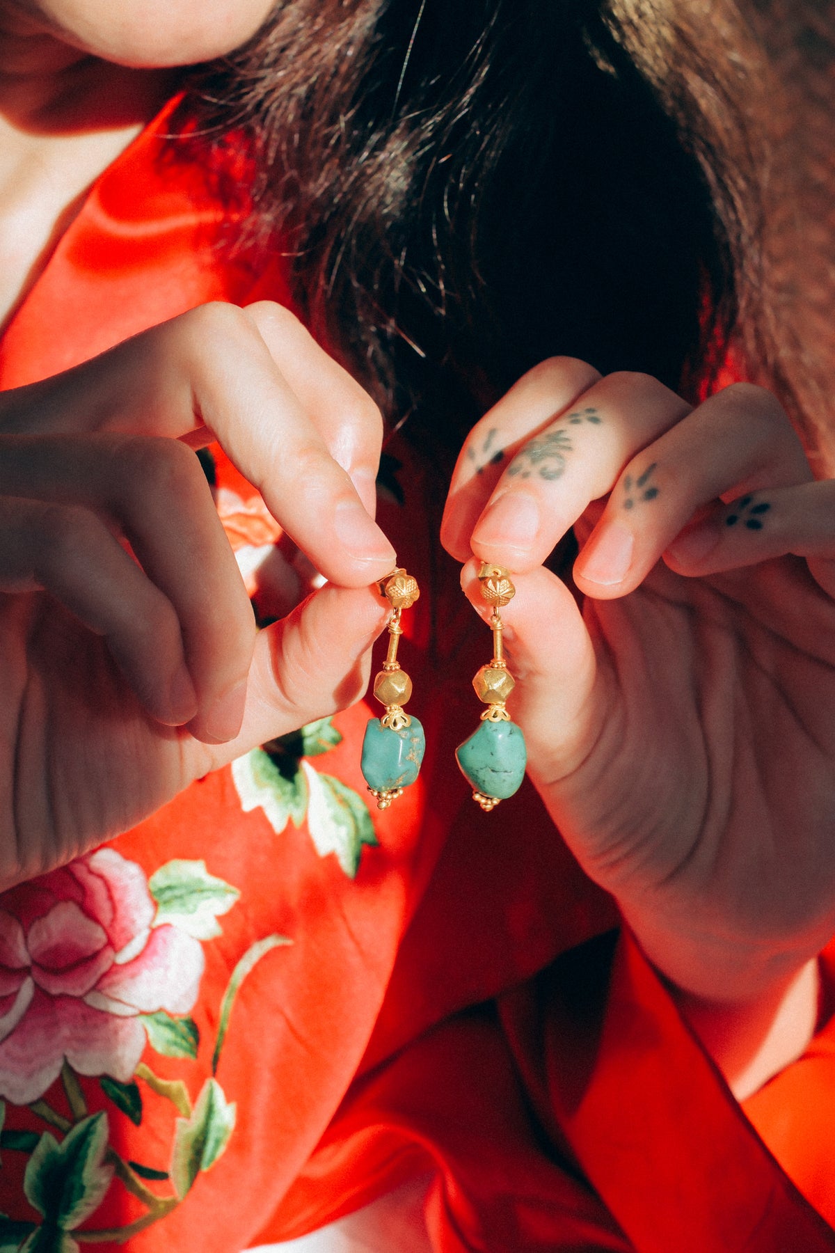 Pendientes con turquesas tibetanas y cuentas de oro, el cierre es también de oro con mariposa. Longitud 4 cm Peso 8 g. Earrings with gold and tibetan turquoise. Lula Máiz