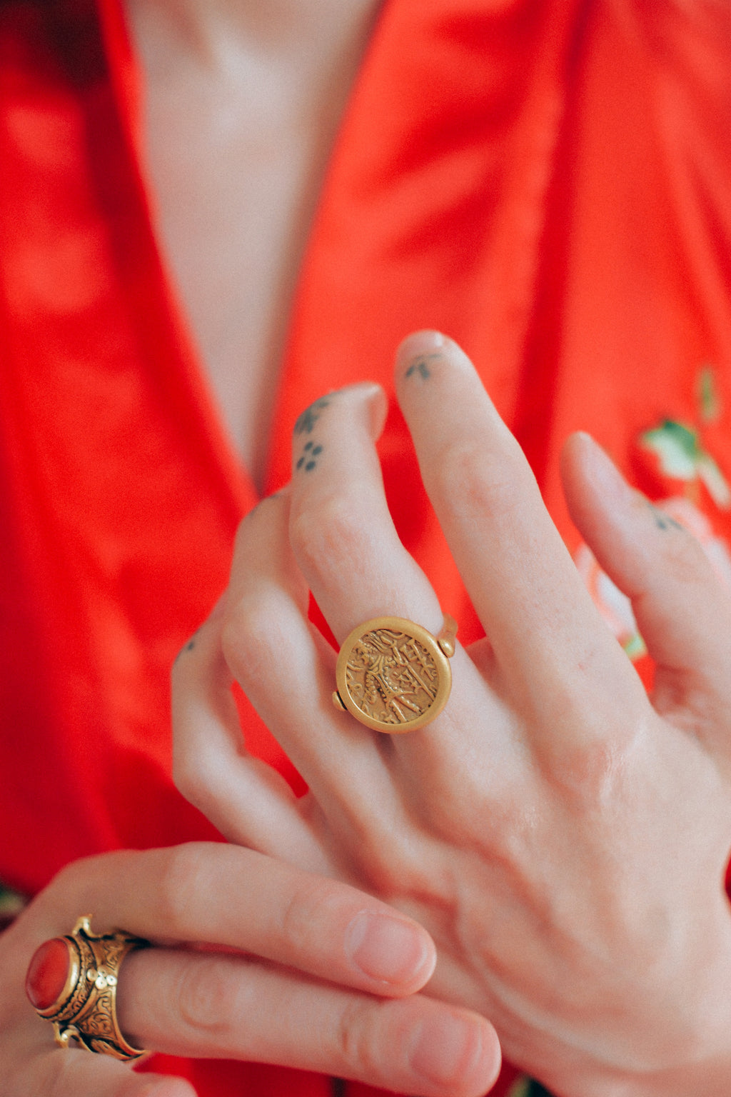 Anillo artesanal hecho a mano con oro de 18 k y moneda antigua. La moneda se puede girar para usarla con sus dos diferentes caras, y es también de oro. Tamaño 16 Diámetro moneda 20 mm Peso 9 g.ROTATING GOLD RING WITH OLD GOLD COIN. Lula Máiz