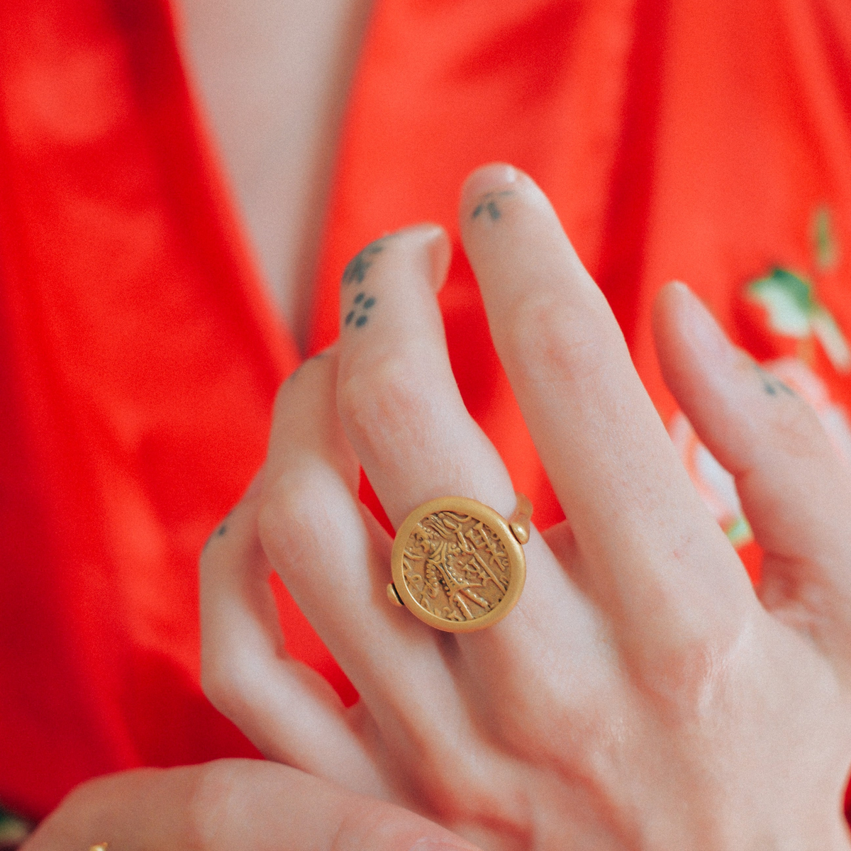 Anillo artesanal hecho a mano con oro de 18 k y moneda antigua. La moneda se puede girar para usarla con sus dos diferentes caras, y es también de oro. Tamaño 16 Diámetro moneda 20 mm Peso 9 g.ROTATING GOLD RING WITH OLD GOLD COIN. Lula Máiz