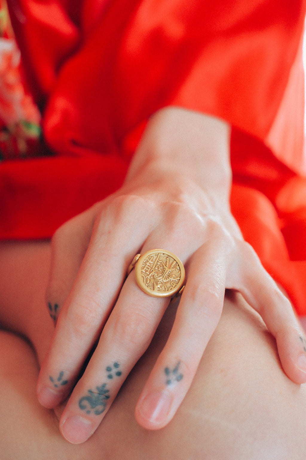 Anillo artesanal hecho a mano con oro de 18 k y moneda antigua. La moneda se puede girar para usarla con sus dos diferentes caras, y es también de oro. Tamaño 16 Diámetro moneda 20 mm Peso 9 g.ROTATING GOLD RING WITH OLD GOLD COIN. Lula Máiz