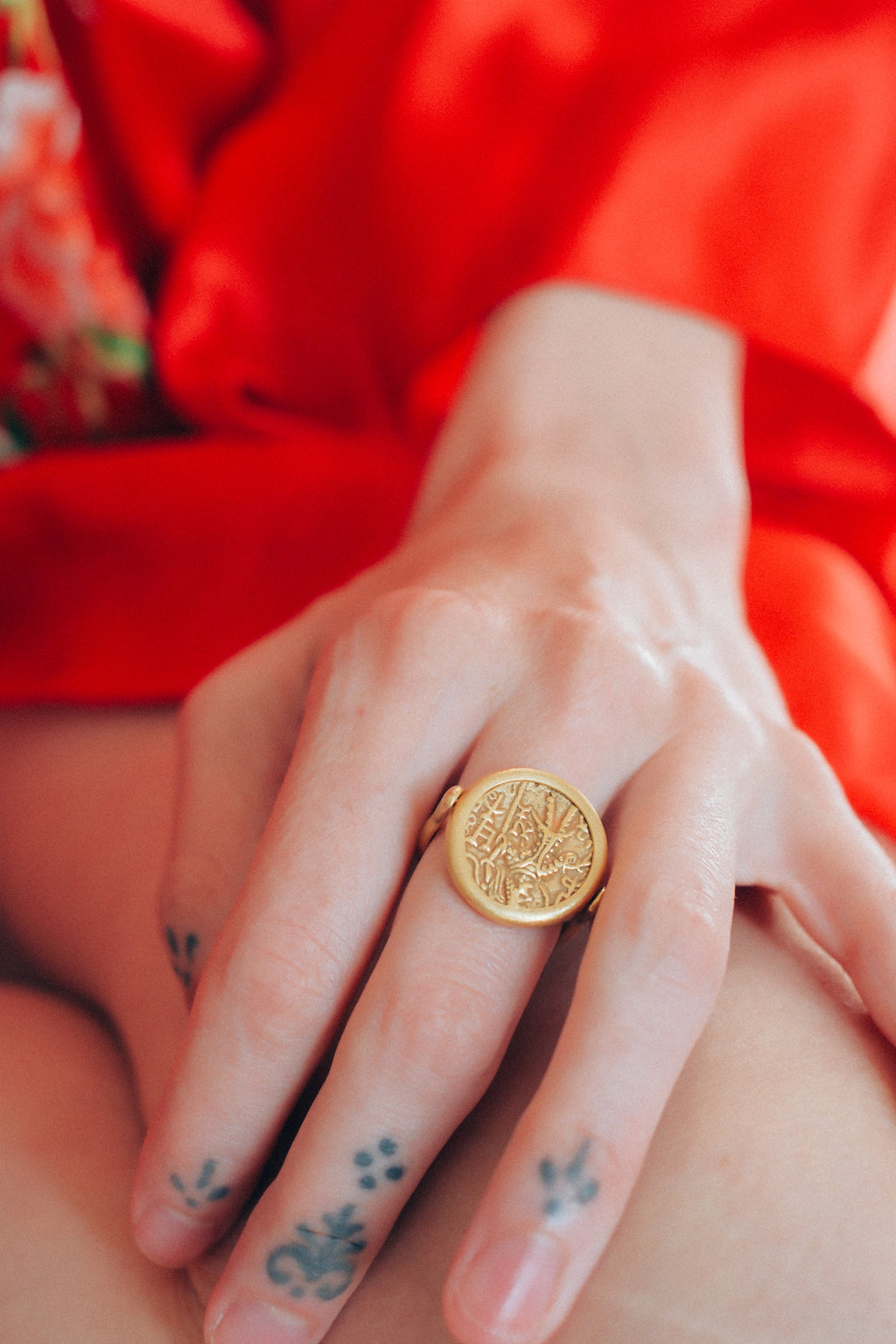 Anillo artesanal hecho a mano con oro de 18 k y moneda antigua. La moneda se puede girar para usarla con sus dos diferentes caras, y es también de oro. Tamaño 16 Diámetro moneda 20 mm Peso 9 g.ROTATING GOLD RING WITH OLD GOLD COIN. Lula Máiz