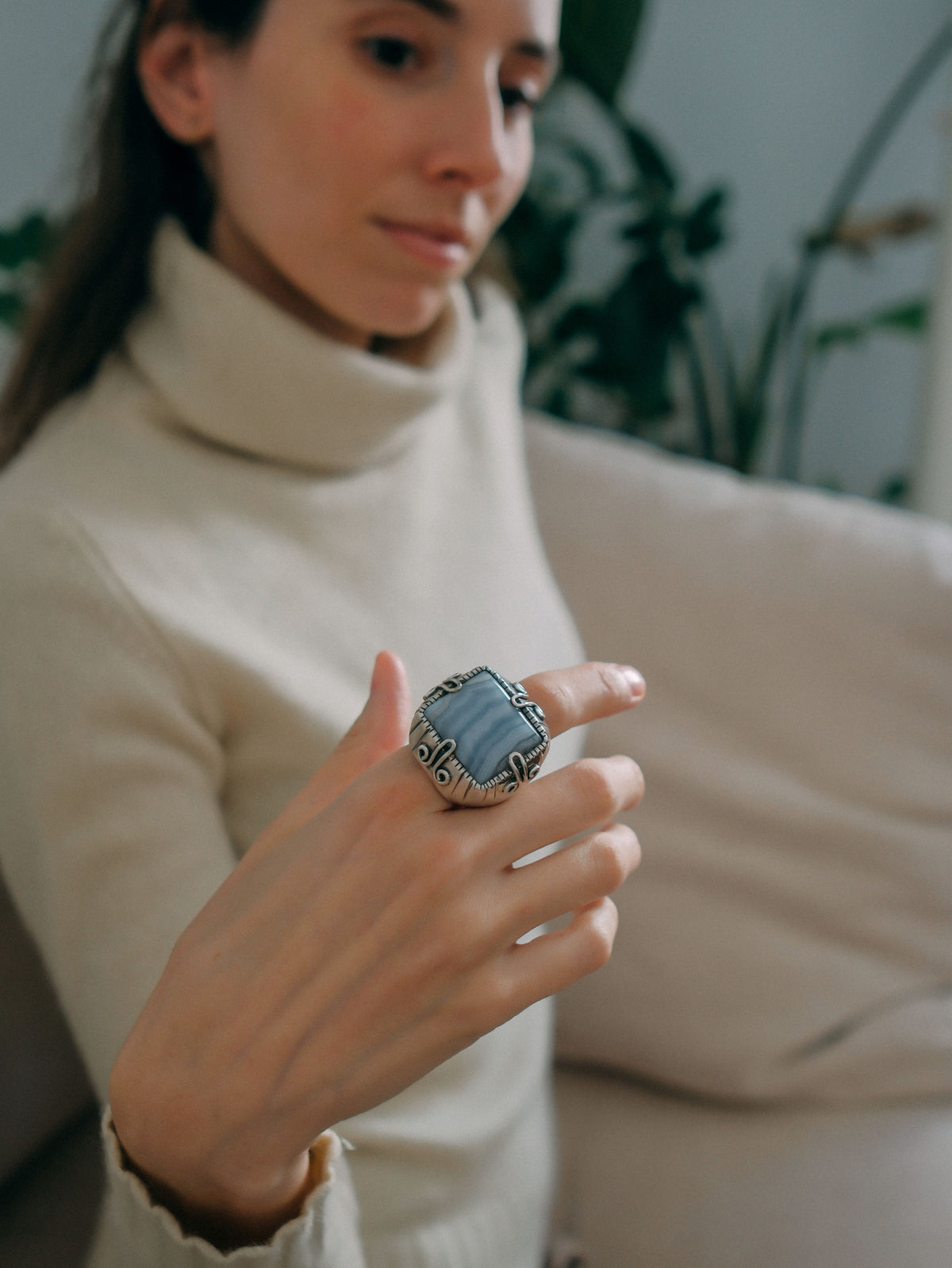 Anillo XL de diseño uigur, comunidad musulmana de Kashgar ( Sinkiang ), con un gran cabujón de ágata de lazo azul. Las espirales laterales simbolizan la eternidad. Hecho a mano con plata de ley. Tamaño 19 Medidas ágata 2´5 cm x 3 cm Peso 38 g. Ethnic ring hand made with silver and blue lace agate. Lula Máiz