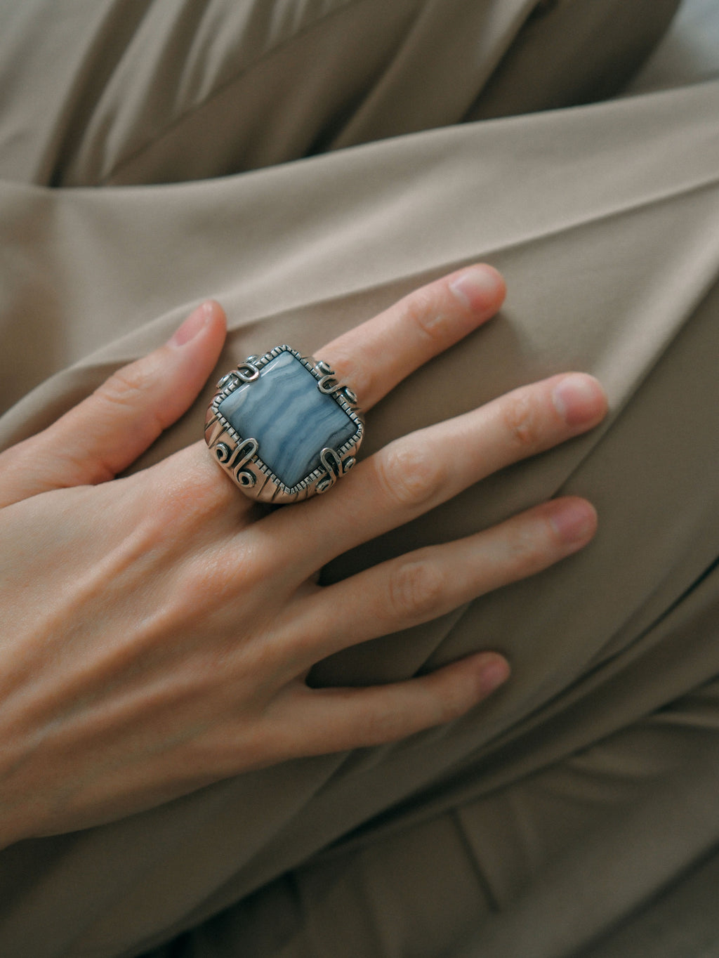 Anillo XL de diseño uigur, comunidad musulmana de Kashgar ( Sinkiang ), con un gran cabujón de ágata de lazo azul. Las espirales laterales simbolizan la eternidad. Hecho a mano con plata de ley. Tamaño 19 Medidas ágata 2´5 cm x 3 cm Peso 38 g. Ethnic ring hand made with silver and blue lace agate. Lula Máiz