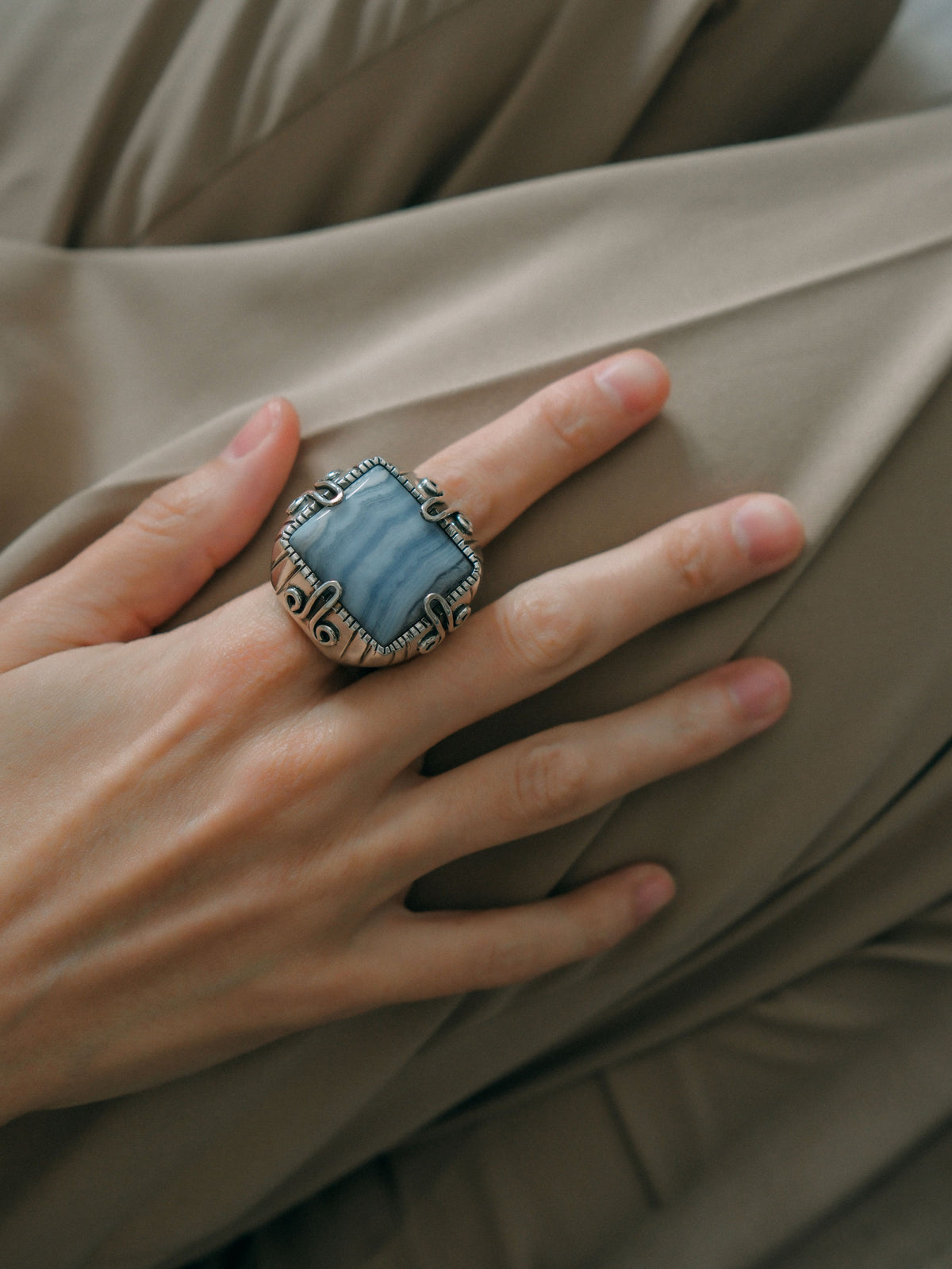 Anillo XL de diseño uigur, comunidad musulmana de Kashgar ( Sinkiang ), con un gran cabujón de ágata de lazo azul. Las espirales laterales simbolizan la eternidad. Hecho a mano con plata de ley. Tamaño 19 Medidas ágata 2´5 cm x 3 cm Peso 38 g. Ethnic ring hand made with silver and blue lace agate. Lula Máiz