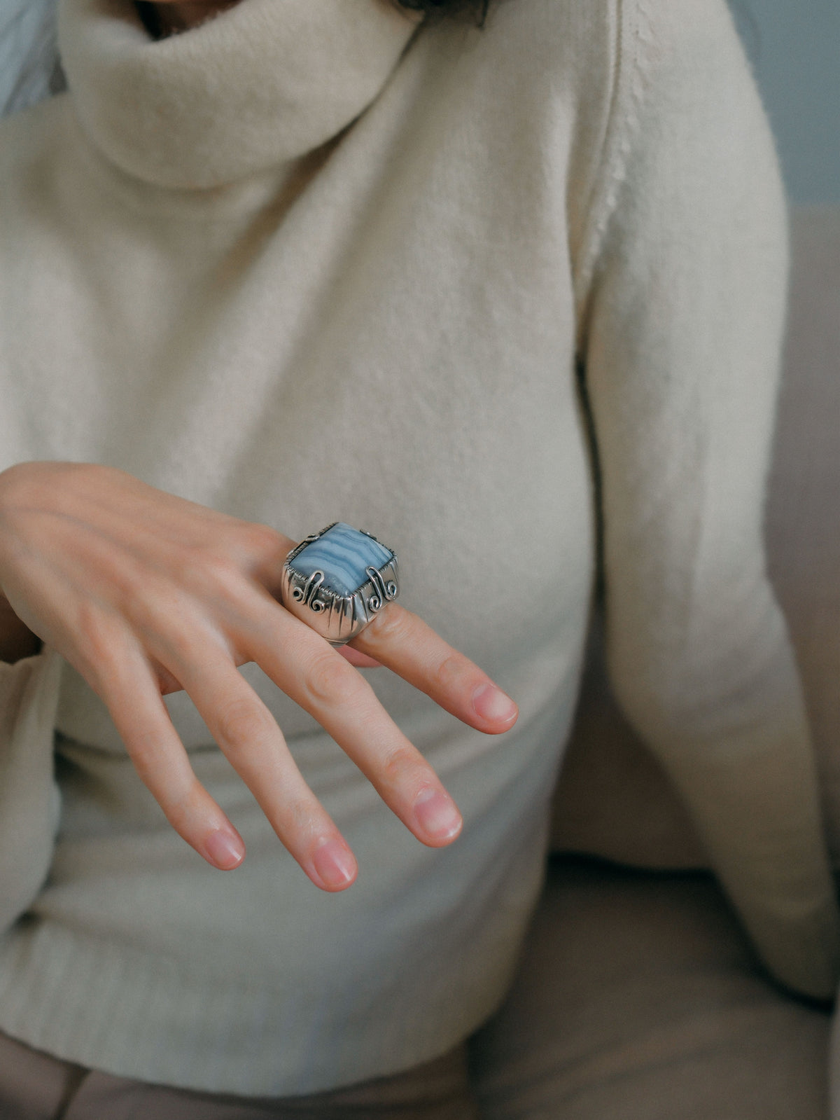 Anillo XL de diseño uigur, comunidad musulmana de Kashgar ( Sinkiang ), con un gran cabujón de ágata de lazo azul. Las espirales laterales simbolizan la eternidad. Hecho a mano con plata de ley. Tamaño 19 Medidas ágata 2´5 cm x 3 cm Peso 38 g. Ethnic ring hand made with silver and blue lace agate. Lula Máiz