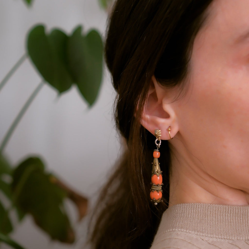 Pendientes antiguos de Mongolia hechos a mano con plata dorada y corales. El top es contemporáneo de plata de ley dorada con sistema de presión con mariposa. Longitud 6´5 cm Peso 13´5 g Old coral earrings from Mongolia. Lula Máiz