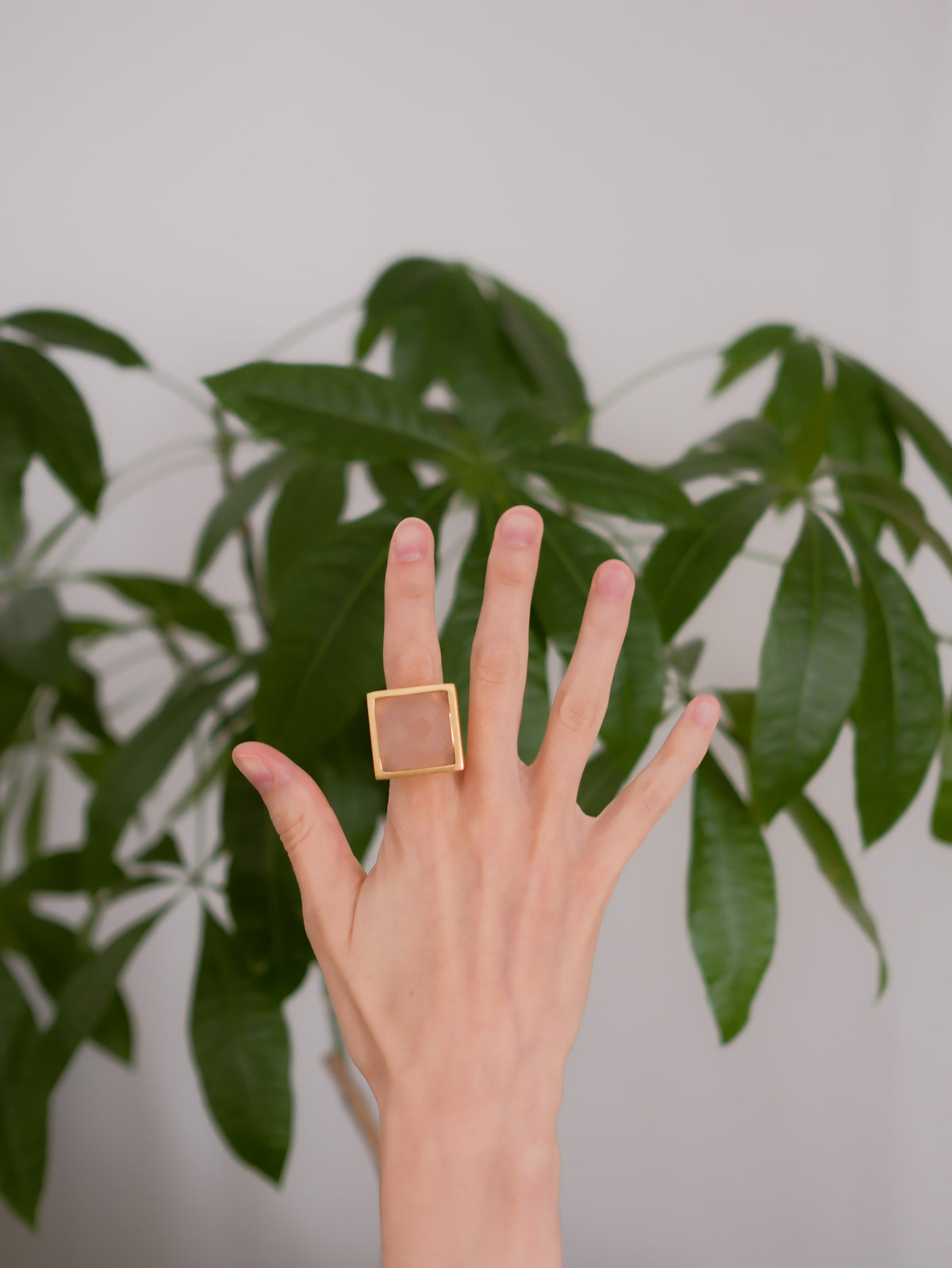 Anillo artesanal, de diseño contemporáneo , hecho a mano con plata de ley, baño de oro mateado y cuarzo rosa facetado. Tamaño 18 Medidas cuadrado 25 mm x 25 mm Peso 30 g. Square ring hand made with sterling silver gold plated with matte finish. Lula Máiz