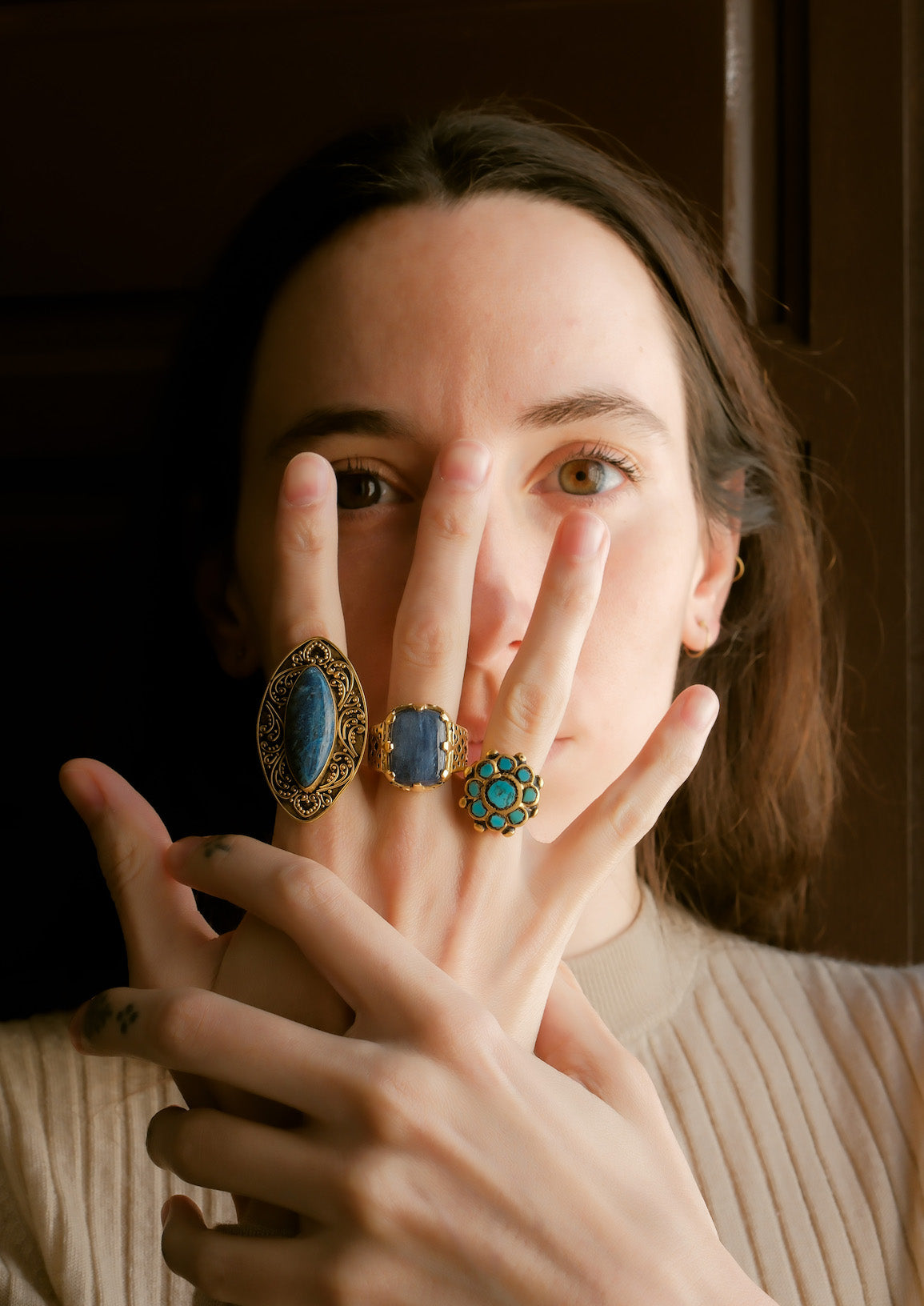 Anillo artesanal hecho a mano con plata de ley, baño de oro mateado y cabujón de cianita. Tamaño 15 Peso 17 g. Handcrafted ring with kyanite. Lula Máiz