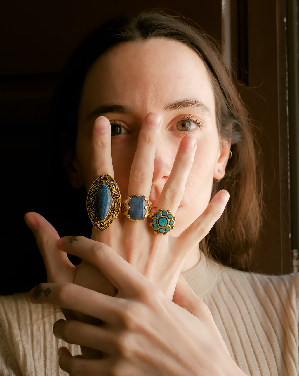 Anillo antiguo de Paquistán hecho a mano con plata , baño de oro mateado y 9 turquesas. Tamaño 11 Peso 10 g. Old ring from Pakistan with turquoise. Lula Máiz