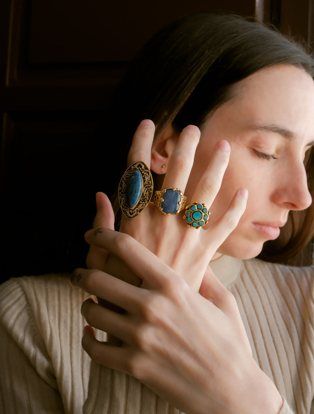 Anillo artesanal hecho a mano con plata de ley, baño de oro mateado y cabujón de cianita. Tamaño 15 Peso 17 g. Handcrafted ring with kyanite. Lula Máiz