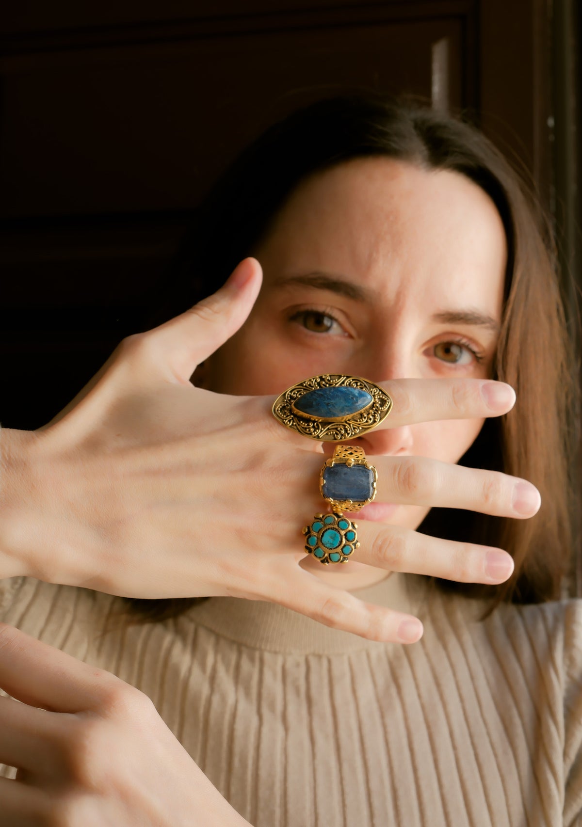 Anillo antiguo de Paquistán hecho a mano con plata , baño de oro mateado y 9 turquesas. Tamaño 11 Peso 10 g. Old ring from Pakistan with turquoise. Lula Máiz